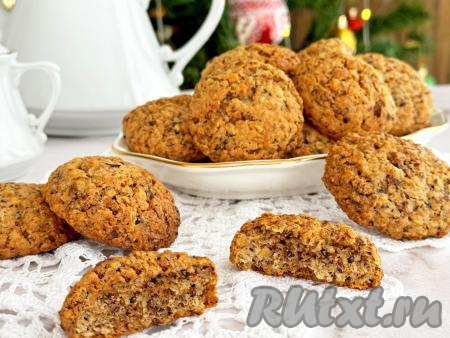 Мягкое, аппетитное, приятно похрустывающее домашнее овсяное печенье с грецкими орехами подать к чаю, кофе, молоку.