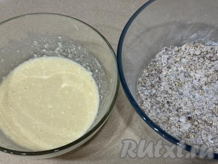 Взбить масляно-яичную массу миксером до однородности.