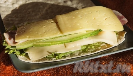 Твёрдый сыр тонко нарезать, добавить по 2-3 кусочка нарезанного твёрдого сыра в каждую порцию.