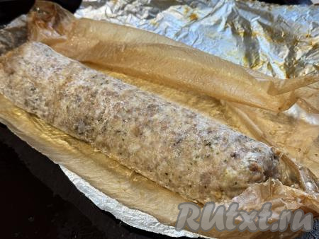 Запекать рулет из фарша с грибами и сыром в разогретой до&nbsp;220 градусов духовке 30 минут. Готовый рулет достать из духовки, развернуть фольгу и пергамент.