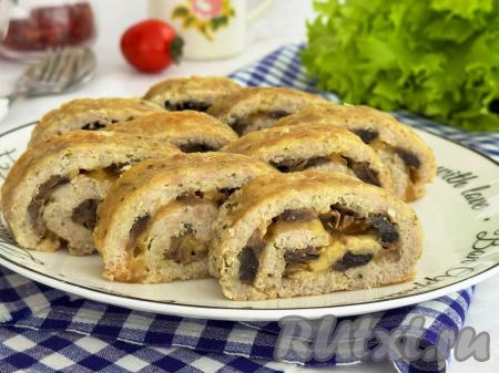 Мясной рулет, нарезанный на кусочки, выложить на плоскую тарелку и подать к столу. Сочная начинка из грибов и сыра прекрасно сочетается с запечённым фаршем, в результате получается очень нежное и сытное блюдо, которое можно подать и к повседневному, и к праздничному столу.