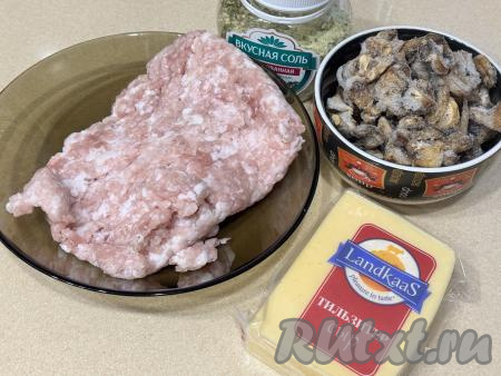 Подготовить продукты для приготовления рулета из фарша с грибами и сыром в духовке. Шампиньоны можно использовать свежие или замороженные. Если вы будете готовить, как&nbsp; и я, с замороженными грибами, тогда их нужно будет разморозить, лишнюю воду слить. Свежие шампиньоны нужно будет промыть водой, обсушить, нарезать на пластины. Для этого блюда можно взять любой фарш из одного или нескольких видов мяса. Фарш можно приготовить в домашних условиях, пропустив кусочки мяса (я использовала свинину) через мясорубку, но можно использовать и покупной фарш.