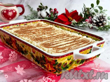 Тирамису, приготовленный из печенья "Юбилейное", творожного сыра и сливок, нарезать на кусочки и подать к чашечке чая или кофе.