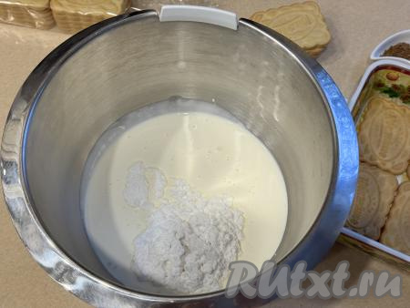 В достаточно глубокую миску влить хорошо охлаждённые сливки, всыпать сахарную пудру, взбить миксером на максимальных оборотах до стойких пиков (взбивать ориентировочно минут 7-10). В миску со взбитыми сливками добавить творожный сыр, перемешать крем миксером до однородного состояния. Переложить готовый крем из сливок и творожного сыра в кулинарный мешок и убрать в холодильник. Если нет кулинарного мешка, тогда можно обойтись и без него, но с ним удобнее.