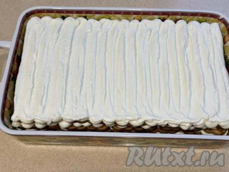 Таким образом, чередуя слои пропитанного печенья "Юбилейное" и крема из творожного сыра и сливок, сформировать весь тирамису (у меня получились 4 слоя печенья). Верхний слой тоже смазать кремом.