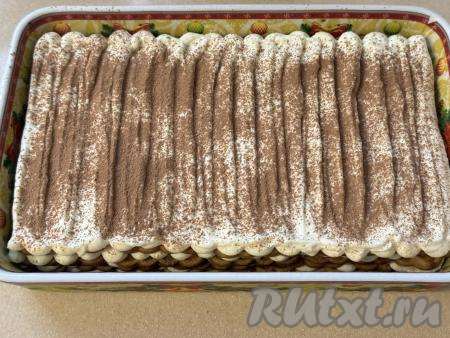 Поставить тирамису пропитываться в холодильник на 4 часа (можно и на ночь). Готовый тирамису присыпать сверху какао.