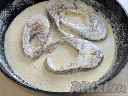 Тушить стейки 5 минут, затем аккуратно перевернуть форель и продолжать томить под крышкой ещё 5 минут.&nbsp;