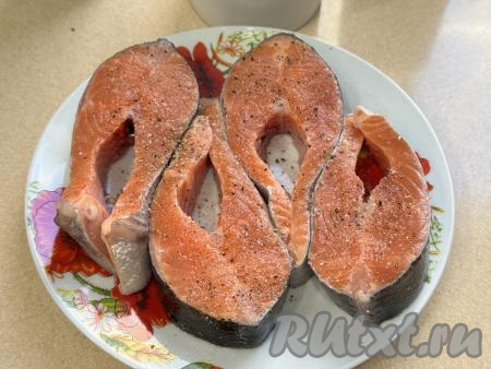 Посолить и поперчить стейки форели с двух сторон. При желании можно сбрызнуть стейки лимонным соком. Оставить кусочки рыбки на столе минут на 20, чтобы они пропитались солью и специями.&nbsp;