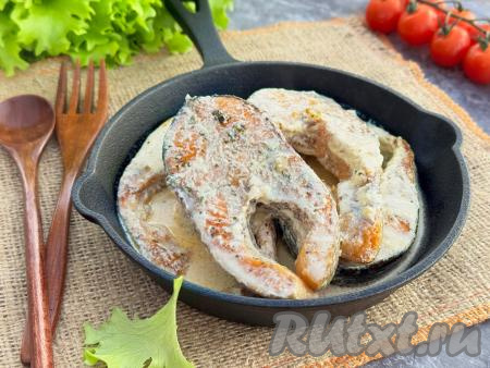 Сочные, нежные стейки форели разложить со сковороды по тарелкам, дополнить гарниром, полить соусом из сливок, в котором тушилась рыба, и в горячем виде подать к столу.&nbsp;