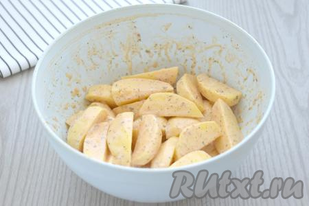 Снова перемешиваем картофель, покрывая его сметаной и маслом со всех сторон.