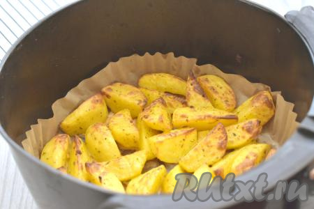 Через 20 минут с момента начала запекания достаём чашу из аэрогриля, картофель перемешиваем, снова отправляем в аэрогриль и запекаем оставшиеся 15 минут (до готовности картофеля). Для того чтобы проверить готовность, нужно проткнуть дольку картошки зубочисткой, если зубочистка входит легко, значит картофель готов. Продолжительность запекания во многом зависит от мощности аэрогриля, сорта картошки и величины нарезки картошин. Если картошка по прошествии 35 минут с момента начала запекания будет не готова, перемешайте картофель и продолжайте запекать в аэрогриле ещё 5-10 минут.&nbsp; Я готовила в аэрогриле мощностью 1400 Ватт, картофель по прошествии 35 минут был полностью готов.