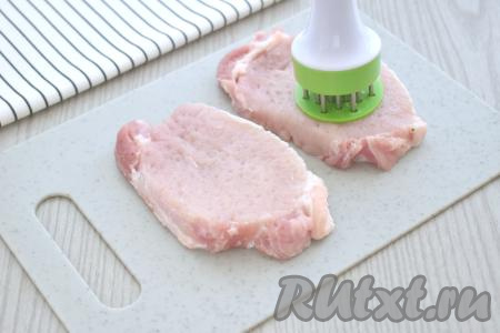 Свиной карбонат разрезаем вдоль на 2 равные части, у меня получились 2 стейка толщиной чуть больше 2 сантиметров. Для того чтобы мясо в дальнейшем лучше пропиталось специями и соевым соусом, каждый стейк накалываем с помощью тендерайзера-рыхлителя - специального приспособления для мяса (или слегка отбиваем кулинарным молоточком).