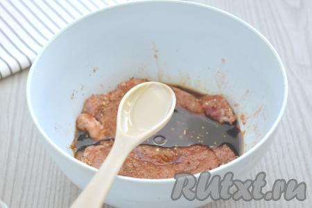 К свинине вливаем соевый соус и растительное масло.