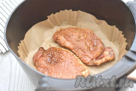 Чашу аэрогриля застилаем пергаментом, затем выкладываем стейки из карбоната свинины, замаринованные в соевом соусе. Чашу с мясом отправляем в аэрогриль. Включаем аэрогриль на 180 градусов, время устанавливаем - 30 минут.