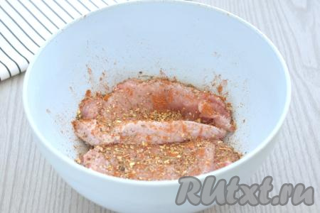 Стейки из карбоната свинины перекладываем в миску. Натираем мясо со всех сторон специями (в качестве специй я добавила 1 чайную ложку приправы для свинины и паприку). Немного солим свинину со всех сторон (добавляя соль, обязательно учитывайте, что соевый соус&nbsp;достаточно солёный).