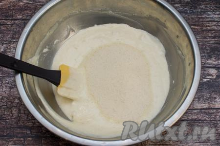 В миску с творожно-банановой массой&nbsp;всыпать манку, хорошо перемешать и дать тесту постоять при комнатной температуре в течение минут 10-15 минут, чтобы манка успела набухнуть. Сначала будет казаться, что тесто жидкое, но через 10-15 минут манка набухнет и тесто по консистенции будет напоминать в меру густую сметану.