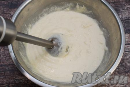 Погружным блендером пробить творог, яйца, банан и сахар до получения однородной творожно-банановой массы.