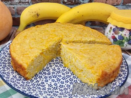 Творожная запеканка, приготовленная с тыквой и бананом, получается нежной, она просто тает во рту, но при этом она хорошо держит форму и отлично режется на части.&nbsp;