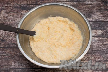 Вмешать тыкву в тесто при помощи лопатки (или столовой ложки).