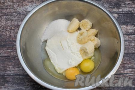 В эту же миску всыпать сахар, добавить очищенный банан, поломанный на крупные кусочки.