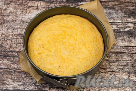 Творожную запеканку с тыквой и бананом выпекать в духовке, разогретой до 180 градусов, в течение 35-40 минут (до готовности выпечки). Готовность можно проверить, проколов запеканку по центру сухой деревянной зубочисткой,&nbsp;если зубочистка после прокалывания останется чистой, значит выпечка готова.