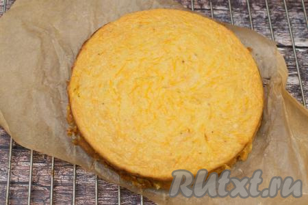 Готовую запеканку достать из духовки, остудить в форме в течение 5-10 минут, а после этого вынуть из формы. Выложить запеканку на решётку, дать остыть. Эту выпечку можно подавать на завтрак или к чаю и тёплой, и полностью остывшей.