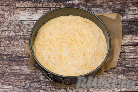 Дно формы для выпечки диаметром 18 сантиметров застелить пергаментом. Бока формы и дно, застеленное пергаментом, смазать растительным маслом, чтобы запеканка не пристала к форме во время выпечки.