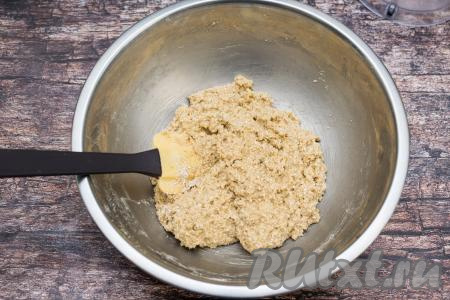 Перемешать овсяное тесто лопаткой до получения однородной вязкой массы.