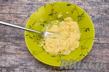 В глубокую тарелку выложить очищенный банан, разломанный на части. Размять банан вилкой до получения однородного пюре.