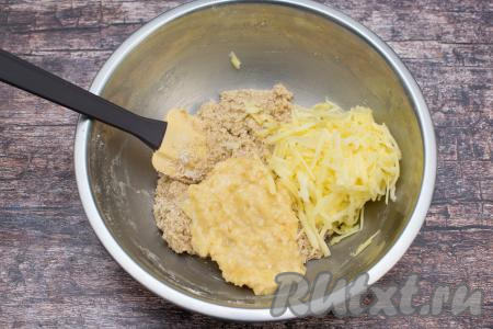 Яблоко очистить от кожуры, натереть на крупной тёрке, не затрагивая семенную коробочку с семечками. В миску с овсяным тестом добавить натёртое яблоко и пюре из банана, перемешать лопаткой до однородности.