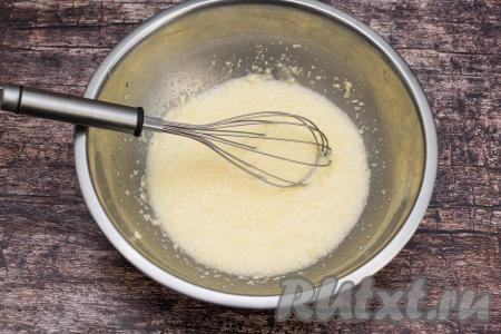 Венчиком тщательно вмешать яйца в смесь масла и сахара. Добавить соду, погашенную уксусом, ещё раз хорошо перемешать.