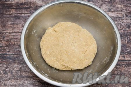 Тесто очень приятное в работе, замешивается оно быстро и просто. Добавляя понемногу муку и вмешивая её, обязательно учитывайте, что итоговое тесто для овсяного печенья с яблоками и бананом должно собраться в ком, быть мягким, практически не липнущим к рукам. Важно ориентироваться именно на консистенцию замешиваемого теста, а не на количество муки, указанно в ингредиентах, ведь и размер яиц, и сочность яблок могут быть разными.&nbsp;