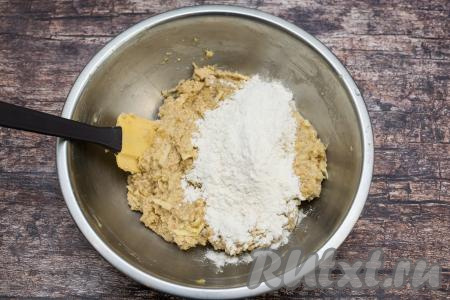 В миску всыпать 100 грамм муки, перемешать лопаткой. Частями добавляя оставшуюся муку, вначале перемешивать тесто лопаткой. А после того как овсяное тесто начнёт собираться в ком, начать замешивать его руками, подсыпая понемногу муку только по мере необходимости.