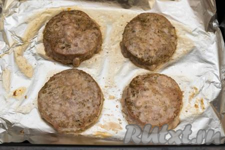 Запекать медальоны из тунца в духовке при температуре 180 градусов минут 20-25. Я во время выпечки медальоны не переворачиваю, рыбное филе прекрасно пропекается.