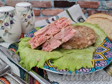 А вот как медальон выглядит в разрезе. Сочное, нежное филе тунца делает это блюдо очень вкусным.&nbsp;