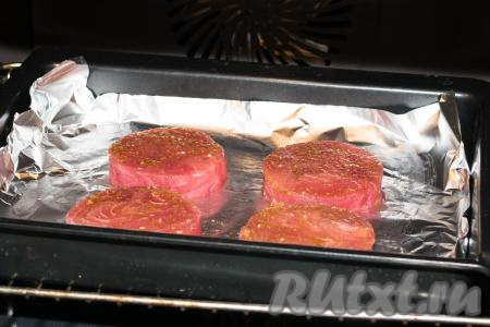 Отправить противень с медальонами в разогретую до 180 градусов духовку.