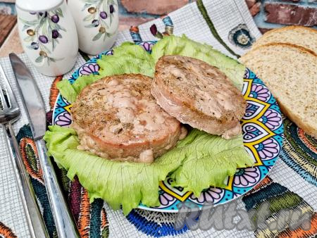 Готовые медальоны из тунца достать из духовки и сразу же в горячем виде подать к столу. В остывшем виде эта рыба менее вкусна. Но после остывания её можно немного подогреть и она вновь станет наивкуснейшей.