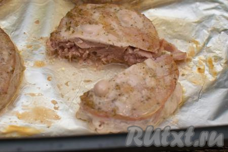 Чтобы проверить готовность, можно разрезать один медальон. Если в разрезе рыбное филе будет без красных вкраплений, значит оно готово. Не стоит передерживать тунца в духовке, так как эта рыба не очень жирная и быстро теряет влагу.