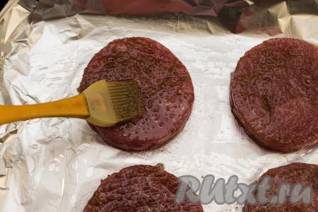 Затем каждый медальон смазать сверху небольшим количеством растительного масла. Мне всего хватило 1 столовой ложки масла для смазывания 4 медальонов.