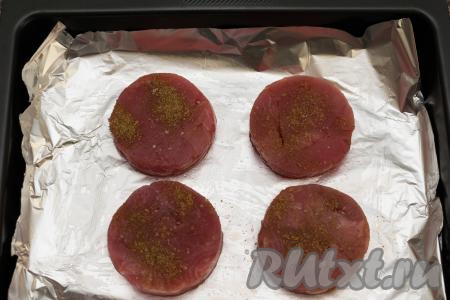 Размороженные медальоны из тунца посолить, приправить любимыми специями (в качестве специй я использовала чёрный молотый перец и специи для рыбы). Медальоны я солила с двух сторон, а специями посыпала только с одной стороны.