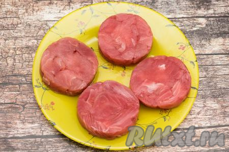 Замороженные медальоны из тунца следует заранее достать из вакуумной упаковки и разморозить, выложив на плоскую тарелку.