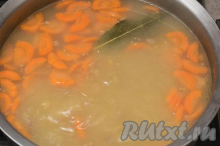 Дать супу закипеть, посолить по вкусу (обязательно учитывая, что тушёнка обычно достаточно солёная), убавить огонь и варить, накрыв крышкой, минут 10-15 (до мягкости моркови и картошки).