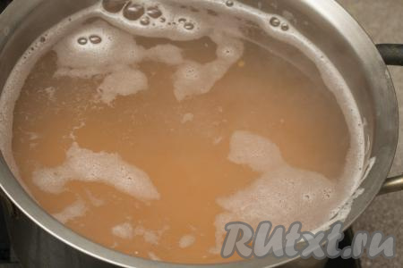 В кастрюлю с закипевшей воду выложить подготовленную чечевицу, перемешать, довести до кипения, уменьшить огонь, варить до мягкости чечевицы.