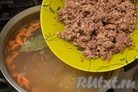 После того как суп с чечевицей, картошкой и морковью с момента закипания проварится 10 минут, добавить в кастрюлю тушёнку, размятую вилкой, и лавровый лист.&nbsp;