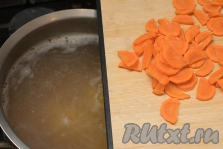 После того как чечевица станет мягкой, добавить в кастрюлю очищенную морковку, нарезанную на достаточно тонкие полукружочки (или брусочки).