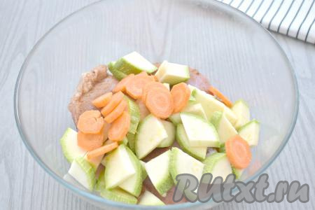 Кабачок нарезаем на кусочки толщиной 5 миллиметров, морковь нарезаем на тонкие кружочки, добавляем в миску с бёдрами.