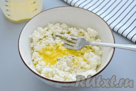 В отдельной небольшой ёмкости (например, в стакане) взбиваем вилкой яйцо до получения однородной яичной смеси. Примерно 2/3 яичной смеси добавляем к смеси творога и сахара. Оставшуюся часть яичной смеси будем использовать в дальнейшем для смазывания ватрушек.&nbsp;