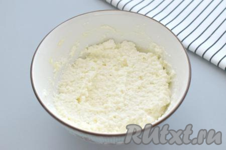 Тщательно перемешиваем творожную массу и начинка для ватрушек из слоёного теста готова. Творожная начинка должна быть в меру плотной, достаточно густой, не жидкой.
