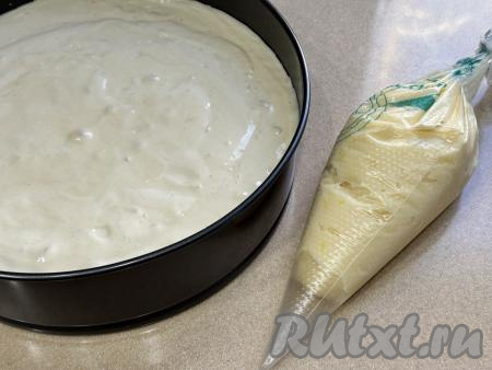 Крем переложить в кулинарный мешок, сделать небольшой надрез.&nbsp;