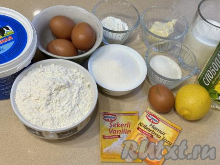 Подготовить продукты для приготовления пирога с лимонным заварным кремом.&nbsp;Сливочное масло для приготовления крема должно быть комнатной температуры, поэтому из холодильника его нужно достать заранее.